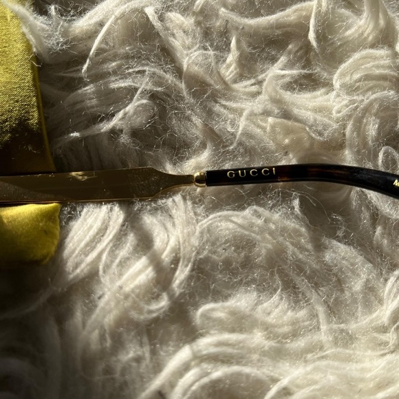 Selling brand authentic Gucci sunglasses, with case and pouch - Picture 7 of 8